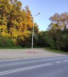 Tego jeszcze nie było. Na środku zjazdu postawili uliczną latarnię