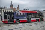Faceci w czerni na sądeckim autobusie. Obiecują bronić darmowej komunikacji dla mieszkańców Nowego Sącza