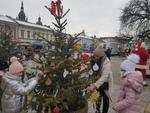 Wielkie ubieranie choinek na płycie sądeckiego rynku. W akcji kilkaset przedszkolaków i uczniów [ZDJĘCIA]