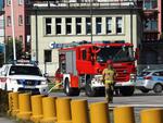 Co się stało? Straże pożarne i policja przed centrum handlowym Europa w Nowym Sączu
