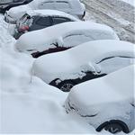 Oszronione szyby i samochód pokryty śniegiem - czym grozi taka jazda?