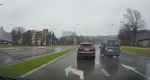 Pędził przez Nowy Sącz! Prawie staranował pieszego na pasach [WIDEO]