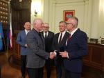 Trzydzieści cztery lata pracy samorządowej. Radny Leszek Zegzda uhonorowany Denarem św. Małgorzaty [ZDJĘCIA, WIDEO]