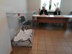 Słowne przepychanki, głosowanie za innych. Policja w akcji podczas wyborów w Nowym Sączu