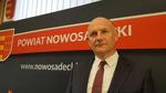 Nowy sądecki starosta Tadeusz Zaremba ma pod ręką kadrową miotłę w urzędzie
