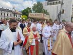 Boże Ciało w Nowym Sączu. Tłumy wiernych szły w procesji do czterech ołtarzy wokół rynku [WIDEO, ZDJĘCIA]