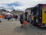 Pyszności. Zlot Food Trucków na rynku w Nowym Sączu. Tłumy kosztują kuchni z różnych stron świata [ZDJĘCIA]