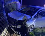 Opel zatrzymał się na ogrodzeniu. Jedna osoba zabrana do szpitala!