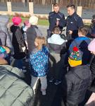 Prelekcja dzielnicowych z Nawojowej o bezpieczeństwie podczas zimowych ferii