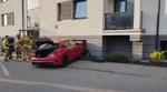 Nowy Sącz. Samochód wjechał w budynek przy ul. Gwardyjskiej