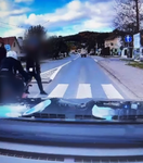 Jechał z dożywotnim zakazem, potrącił pieszego i uciekł. Został tymczasowo aresztowany [video]