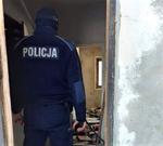 Wychłodzony mężczyzna w kryzysie bezdomności uratowany przez sądeckich policjantów