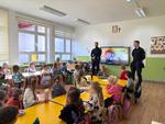 Dzielnicowy bliżej nas: Starosądeccy dzielnicowi z wizytą profilaktyczno-edukacyjną w szkole w Skrudzinie