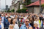 Tłumy wiernych podczas procesji z Parafii Kolejowej w Nowym Sączu
