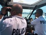 Policyjny patrol wodny dba o bezpieczeństwo nad Jeziorem Rożnowskim