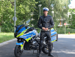 Bezpieczny motocyklista na drodze
