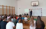 #DzielnicowyBliżejNas. Prelekcja dzielnicowego w szkole w Biczycach Dolnych