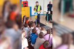 Jak być bezpiecznym na drodze - profilaktyczne spotkanie dzielnicowego z uczniami szkoły w Tyliczu