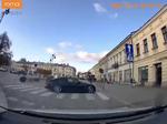 BMW wpadło na chodnik na sądeckim Rynku. 22-latek mógł próbować driftować - Nowy Sącz Info
